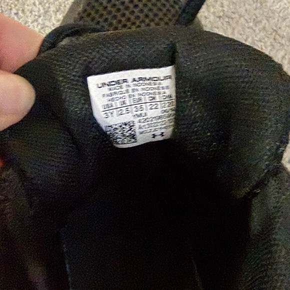 Under Armour boy’s basketball shoes - Picture 8 of 8